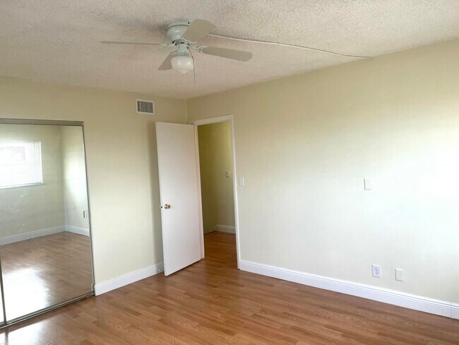 Building Photo - 1100 SE 4th Ave