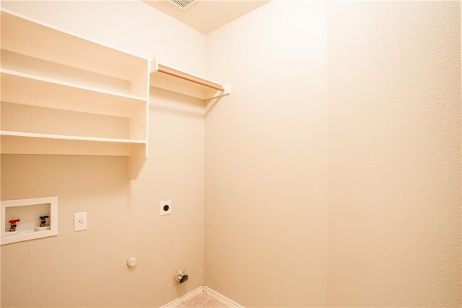 Building Photo - 1200 Rainbow Parke Dr