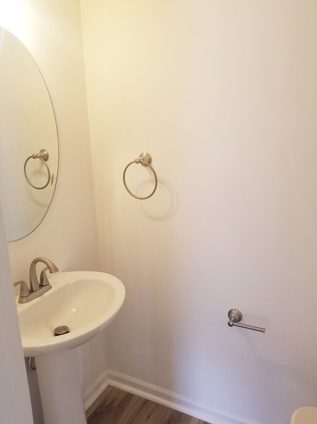 Building Photo - Nice Two Bedroom Townhouse Close to Libert...