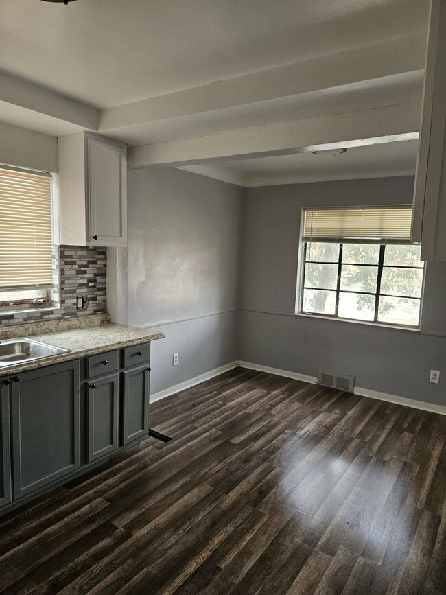 Building Photo - 2 Bedroom Duplex