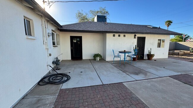 Building Photo - Renovated 4 Bedroom, 2 Bathroom Home in a Prime Phoenix Location!