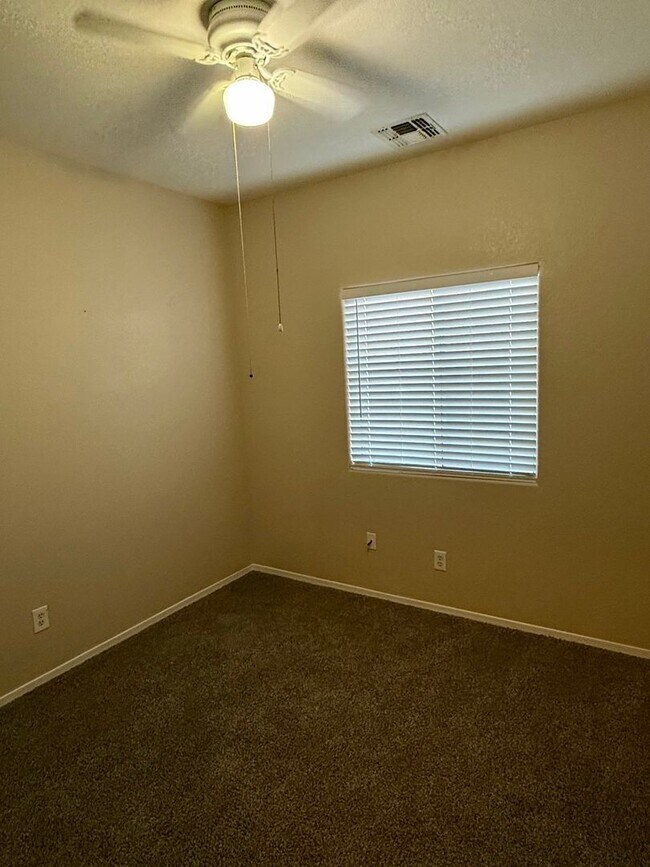 Building Photo - 4 Bedroom | 2 Bath - San Tan Ranch Single Level Home