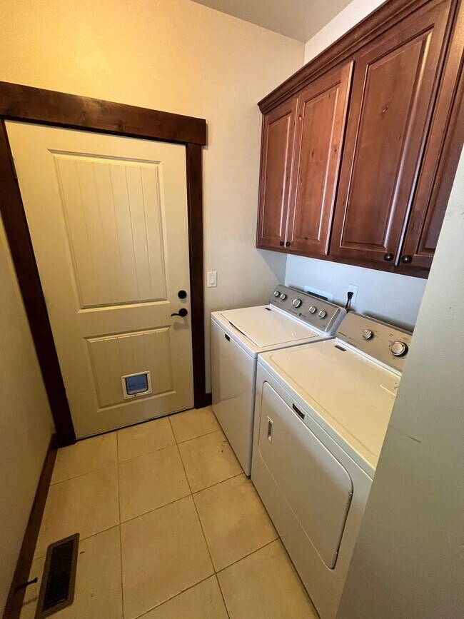 Building Photo - 61064 SE Ruby Peak Ln