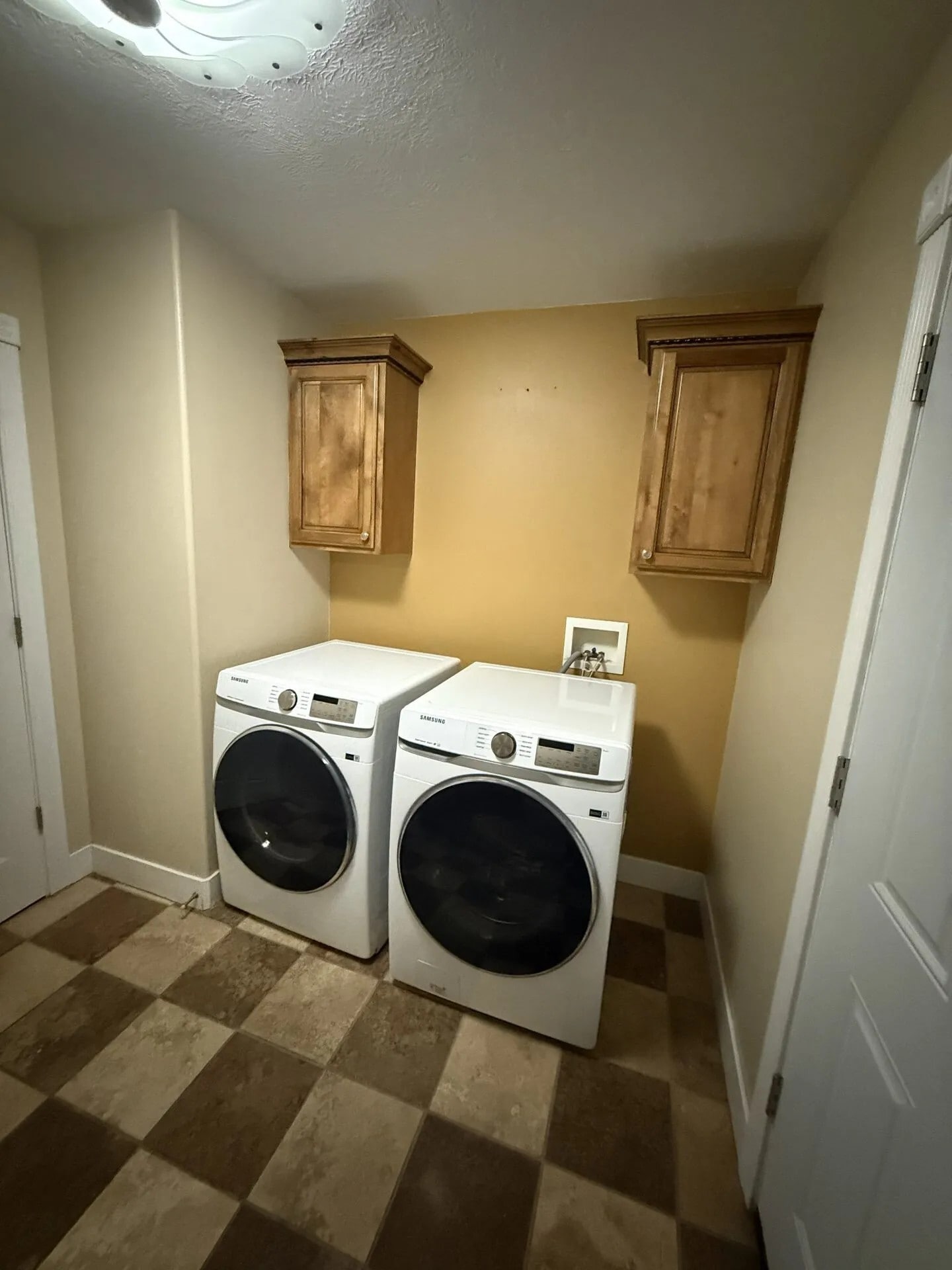 Building Photo - 1390 Stoneridge Dr