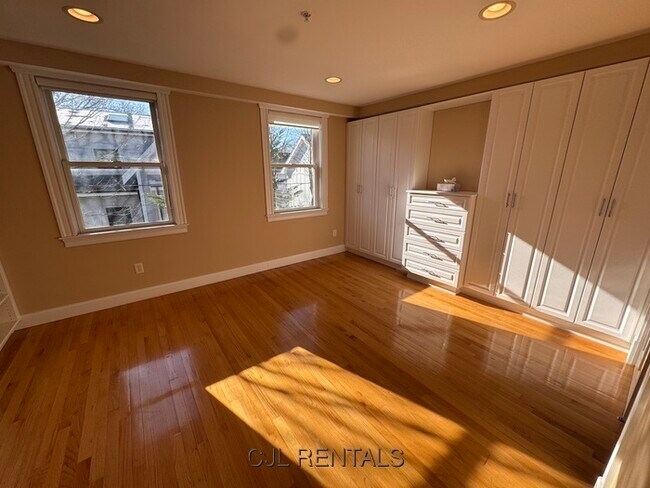 Building Photo - 4 Sherman Ct