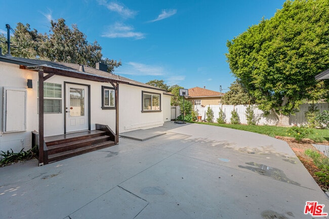 Building Photo - 2936 S Bentley Ave