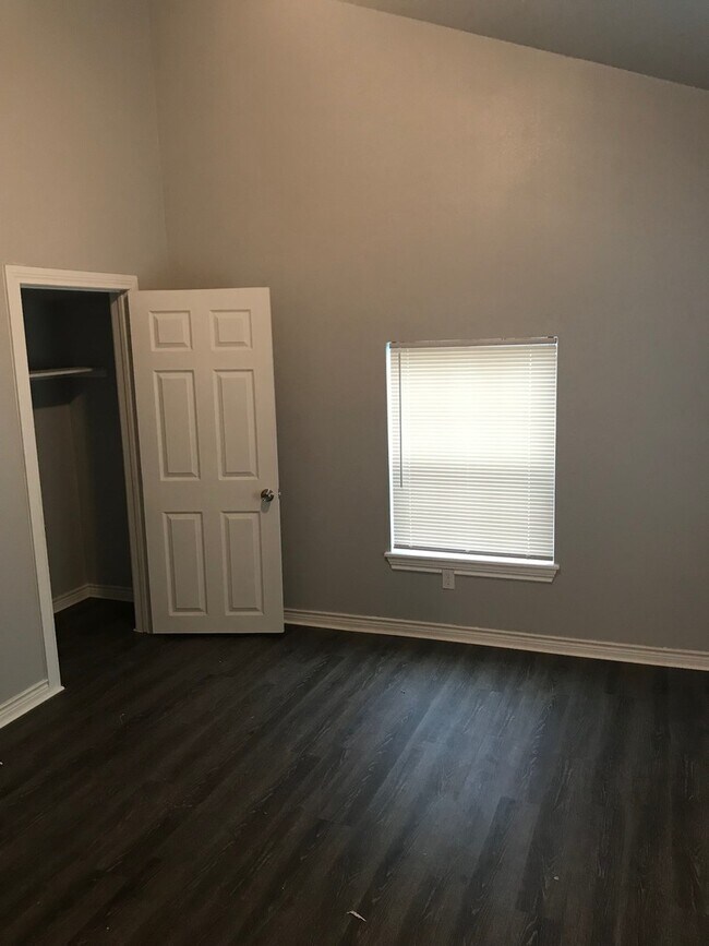 Building Photo - 512 Graham Ave