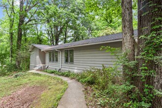Building Photo - Charming Weatherly Woods Home with In-Law ...