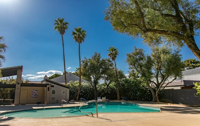 Building Photo - 1 Bed, 1 Bath In Highly Desirable Guard Gated Las Vegas Country Club
