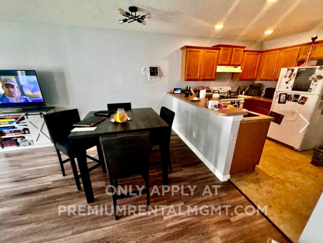 Building Photo - 3 bedroom 2.5 bath Oakcrest Townhome with Laminate and Tile flooring Throughout, and a 1 Car Garage!