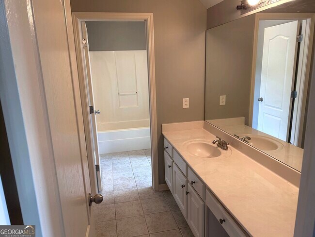 Building Photo - 4901 Planters Walk