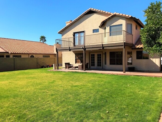 Building Photo - Beautiful 4Bd x 2.5Bath w/ HUGE Backyard &...