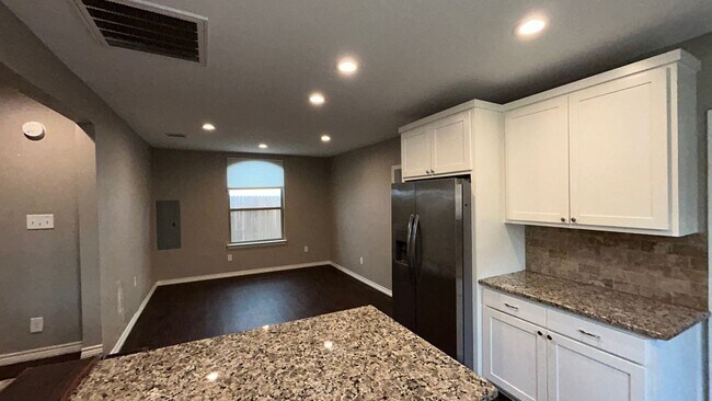 Building Photo - Charming 3 Bedroom/3 Bath Near TCU