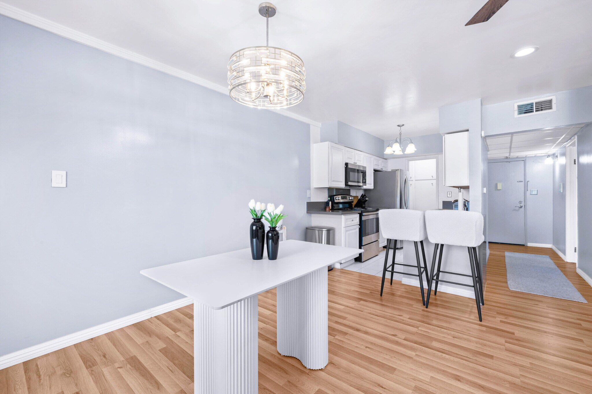 Dining room and kitchen - 12801 Moorpark St