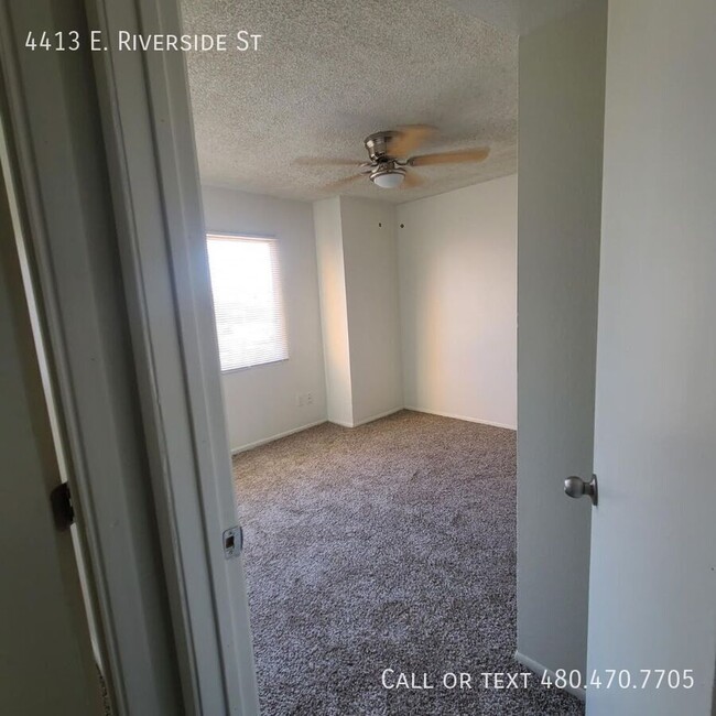 Building Photo - Don't miss out on this 2 bedroom, 1.5 bath...