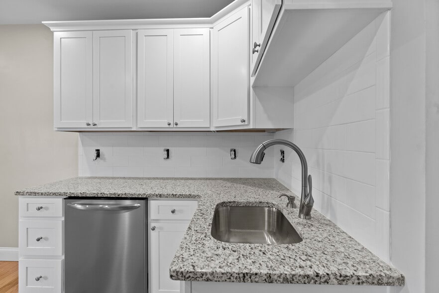 Building Photo - 376 Arnolds Neck Dr