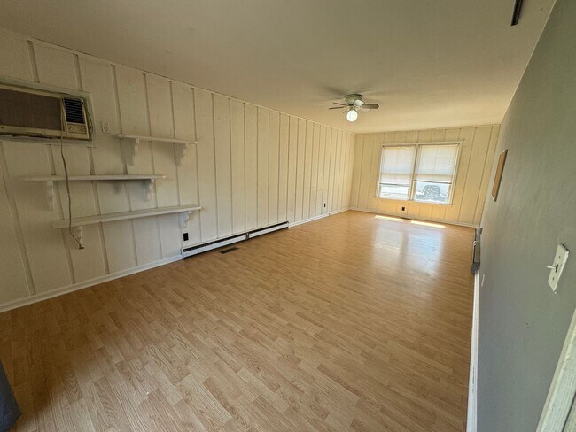 Building Photo - 2 bed/ 1 bath duplex with Carport