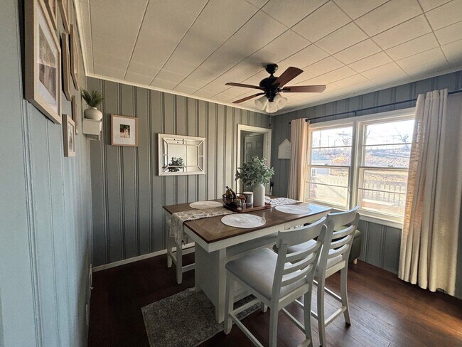 Building Photo - Home For Rent Bellevue.