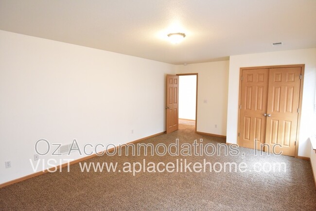 Building Photo - 8626 N Cleveland Ln