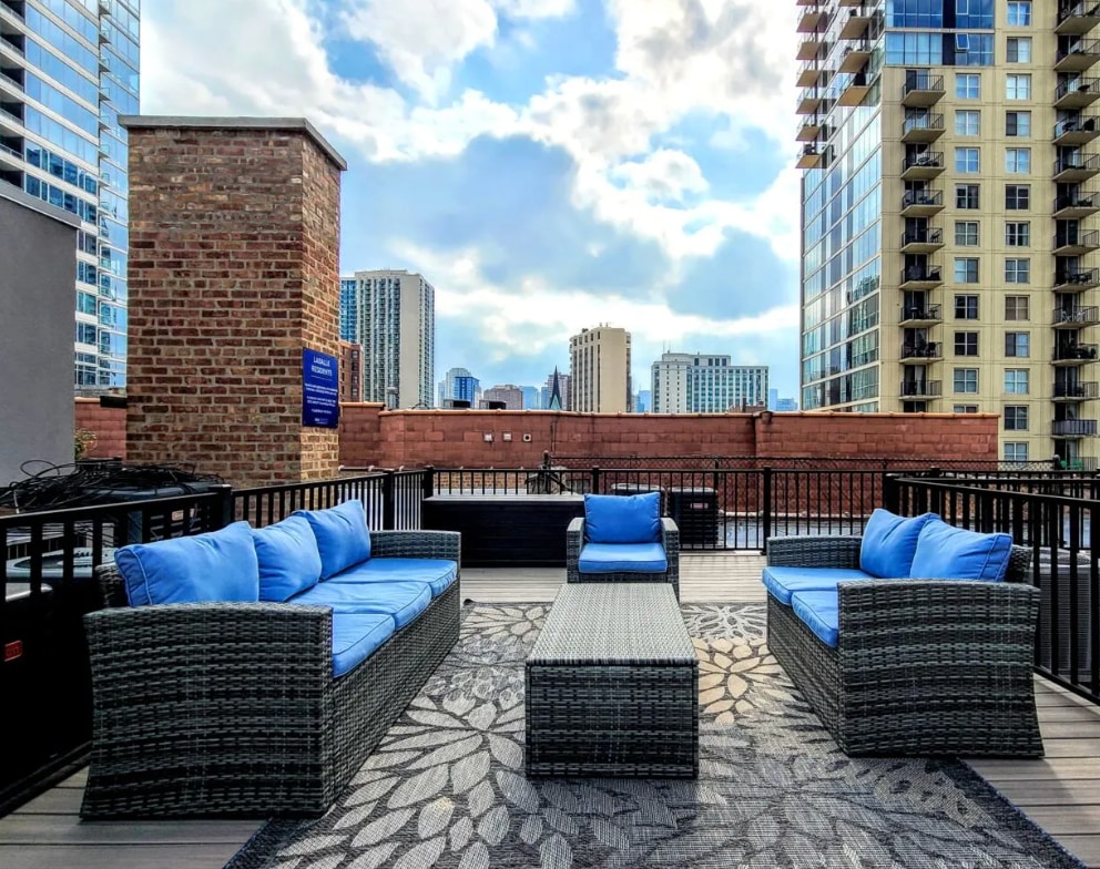 Building Photo - 1223 N La Salle Dr