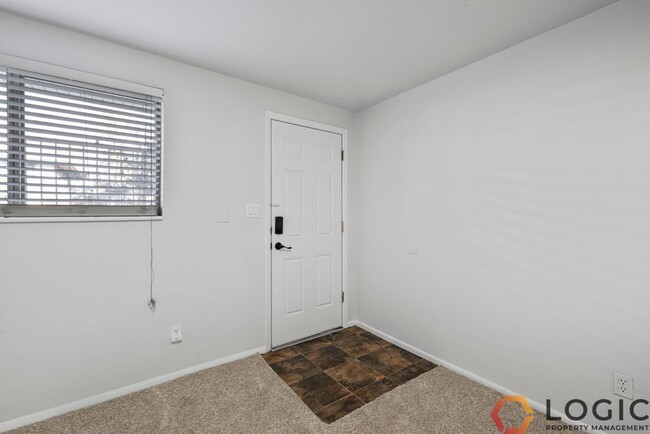 Building Photo - Perfectly Located Apartment in Provo!