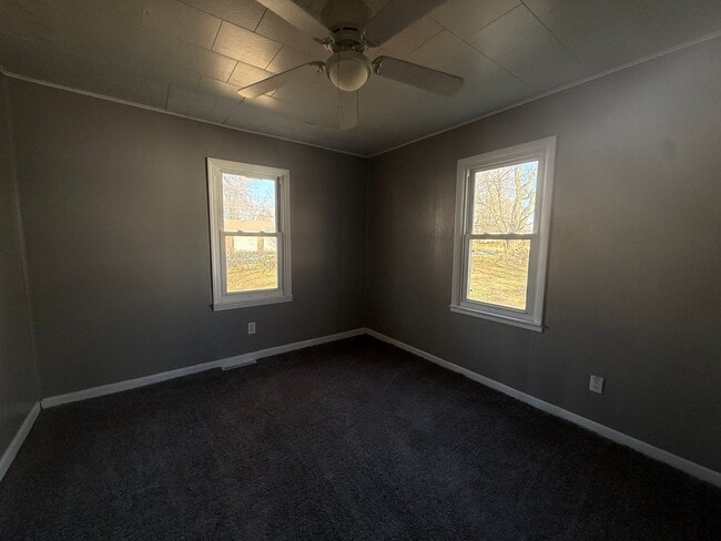 Building Photo - 4 Bedroom 1 Bath house with a HUGE Yard & Shop!!