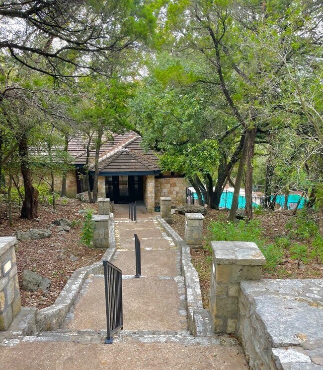 Building Photo - 4711 Spicewood Springs Rd