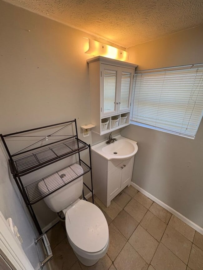 Building Photo - 420 W Old Andrew Johnson Hwy