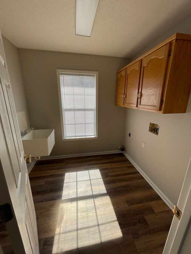 Building Photo - Oak Lake Estates - Pool w/Pool Care Included!