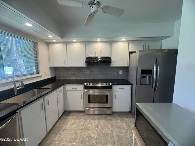 Building Photo - 1917 Goldenrod Way