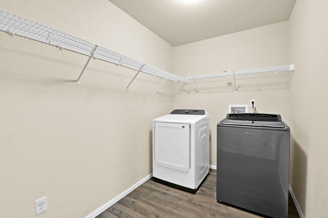 Building Photo - Move-In Ready Townhome with Luxury Finishe...