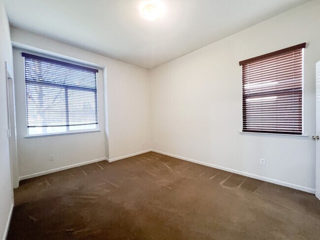 Building Photo - Spacious Single Story Three Bedroom Home