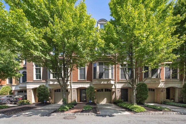 Building Photo - 16 Regency Pl