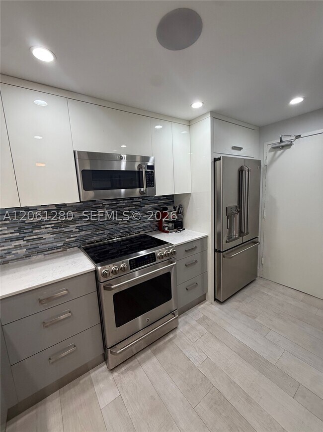 Building Photo - 5555 Collins Ave