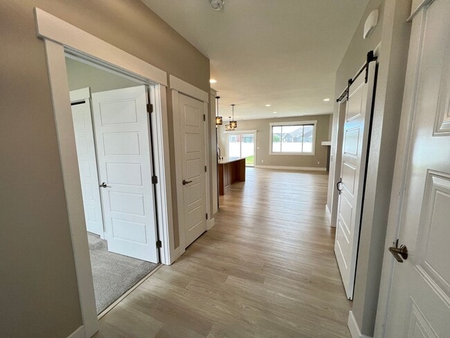Building Photo - 3 Bed 2 Bath Beautiful Westend Home!