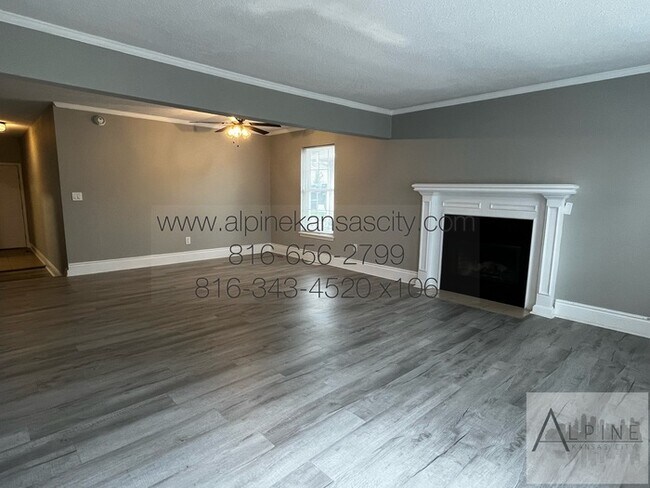 Building Photo - Spacious, 2 Car Garage! Great Location!