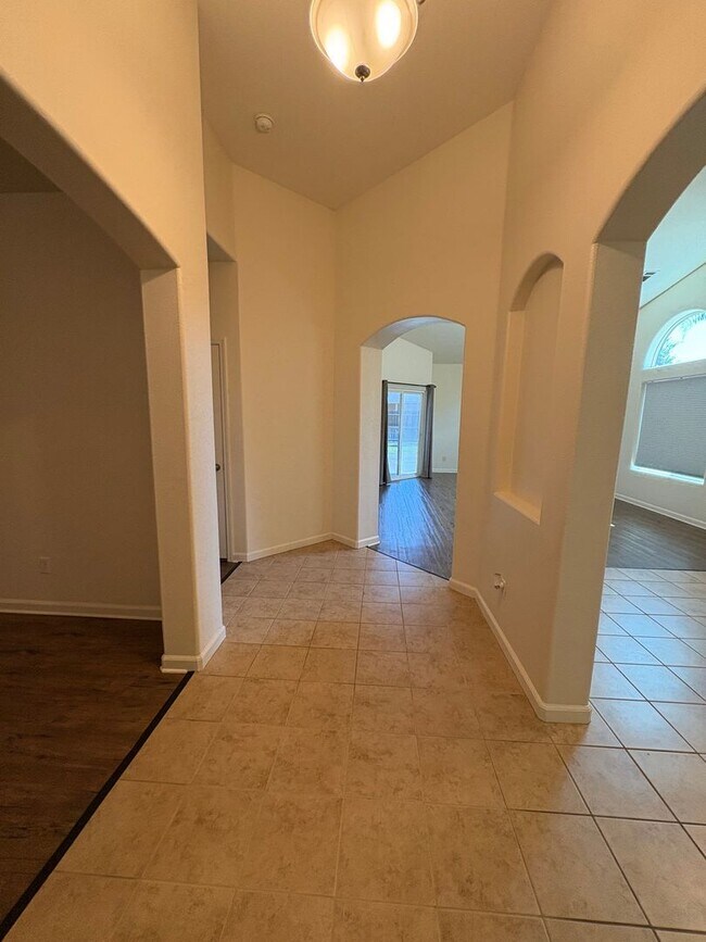 Building Photo - Immaculate NW Visalia home for rent!