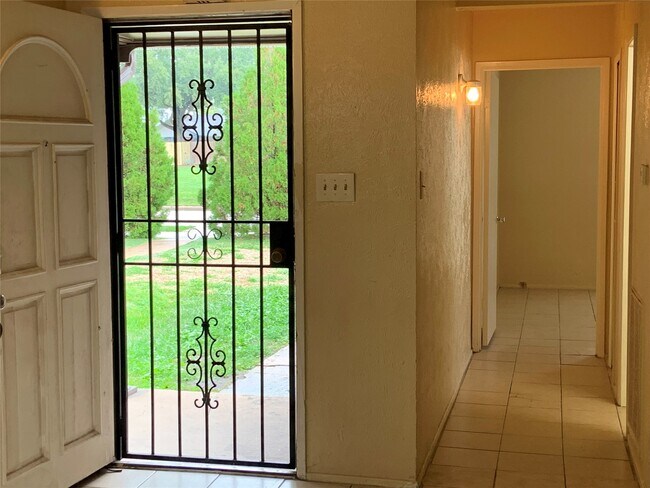 Building Photo - 5613 Hollow Pines Dr