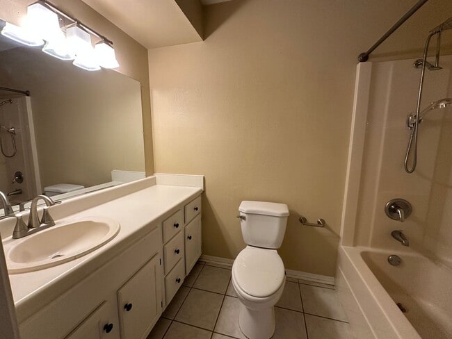 Building Photo - Welcome to this charming 3-bedroom, 2-bath...
