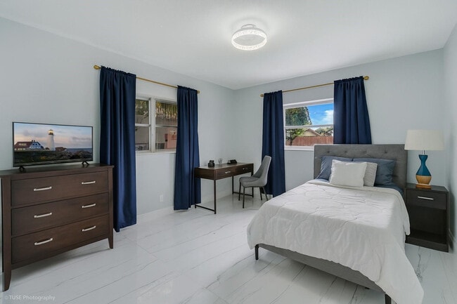 Building Photo - 4971 SW 7th Ct