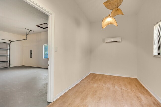 Building Photo - Stunning Renovated 3BD/2BA Home for Rent o...