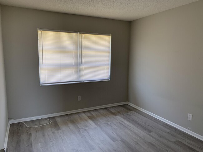 Building Photo - 1920 W Lakeview Blvd