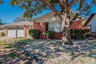 Building Photo - 3 Bedroom 2 Bath Home Ready 7/10!