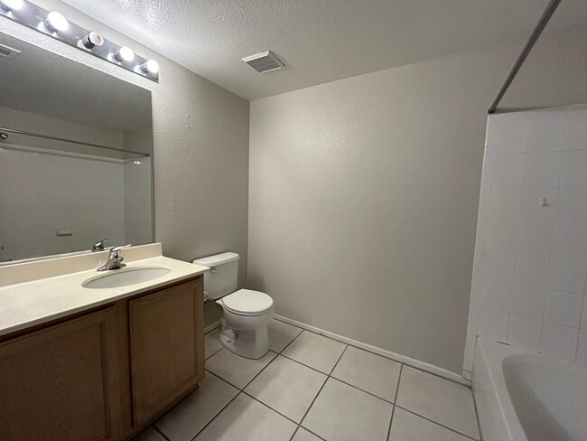 Building Photo - BEAUTIFULLY MAINTAINED 2 BEDROOM, 2 BATH C...