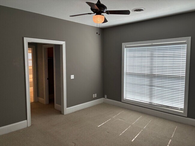 Building Photo - 233 Forest Glen Dr