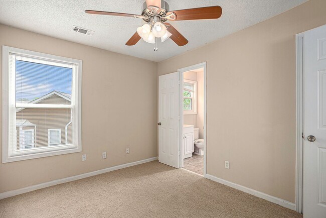 Building Photo - 3 bdrm  2.5 bath in Stone Mountain