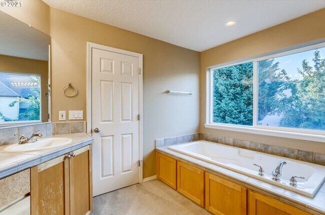 Building Photo - 5683 NE Daventry St