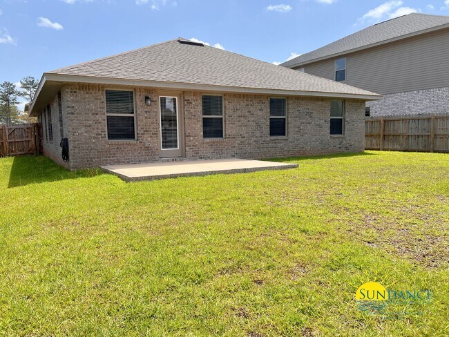 Building Photo - Modern 3 Bedroom Home with Community pool!