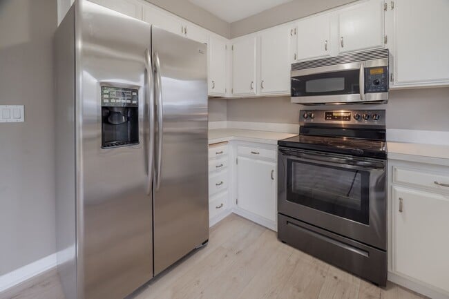 Building Photo - Living & Family Room! Freshly updated!