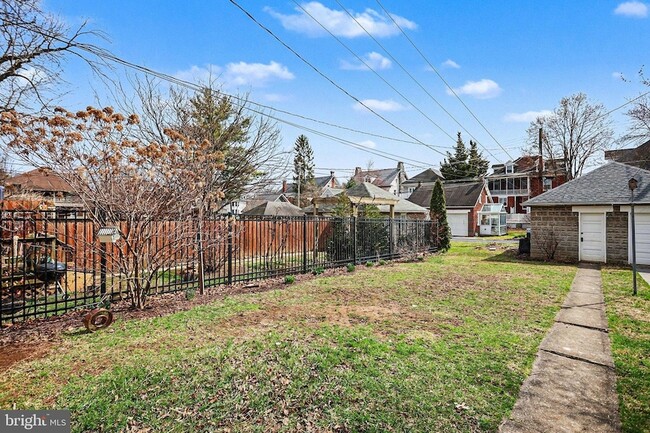 Building Photo - 144 Seminary Ave